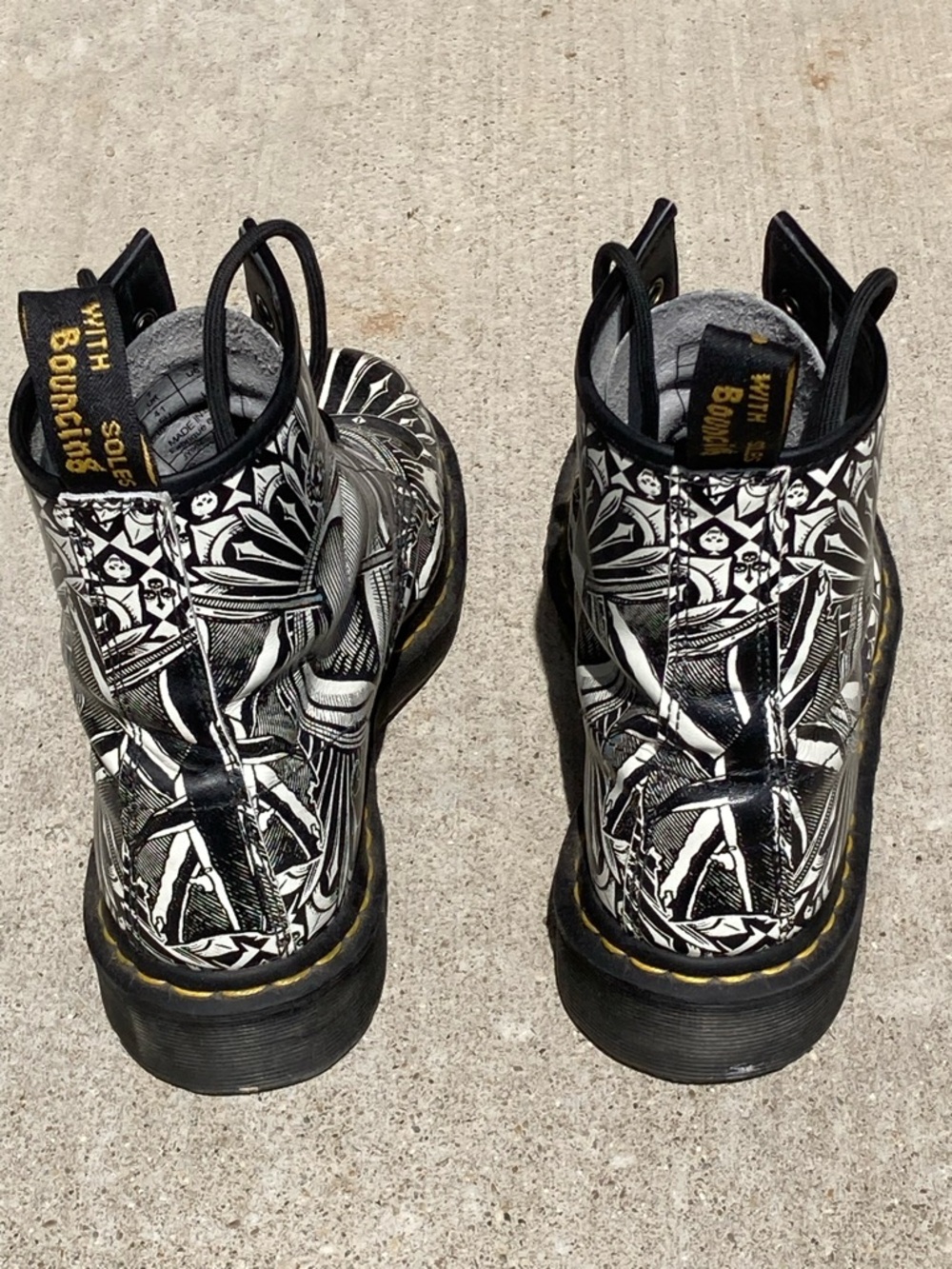 Dr. Martens Black & White Crowned Heart Graphic W9/M8 - Picture 3 of 6